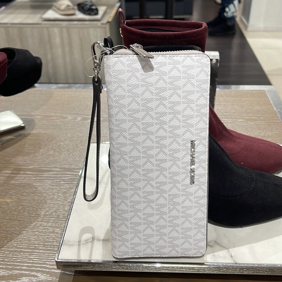 MICHAEL KORS LARGE TRAVEL CONTINENTAL WRISTLET WALLET BRIGHT WHITE SIGNATURE - Picture 1 of 16